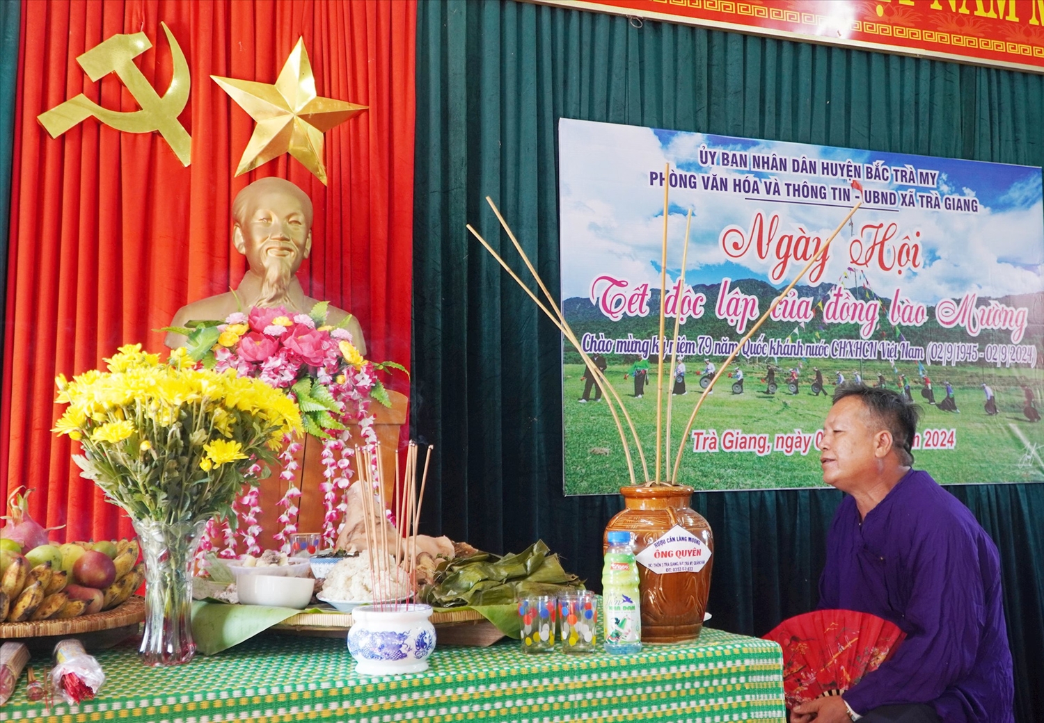 Người dân làng Mường thể hiện lòng biết ơn vô hạn với Bác Hồ.