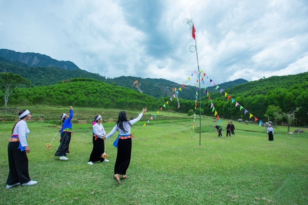 Người dân hòa nhịp cùng các trò chơi, lễ hội trong ngày vui Tết Độc lập.