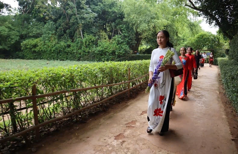 Người dân thường mang theo những bó hoa sen, hoa huệ để dâng lên bàn thờ Bác và những người thân trong gia đình