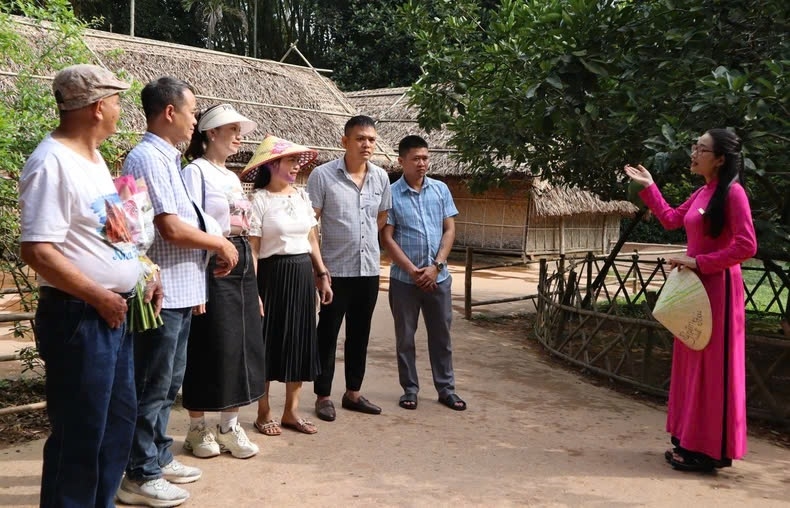 Khu Di tích lịch sử quốc gia đặc biệt Kim Liên là điểm đến của nhiều người dân và du khách, nhất là dịp Lễ Quốc khánh 2/9 và sinh nhật Bác 19/5. Về Kim Liên, du khách sẽ được nghe những câu chuyện xúc động về Bác và gia đình từ các thuyết minh viên, hiểu rõ hơn về nơi Người đã được sinh ra và lớn lên