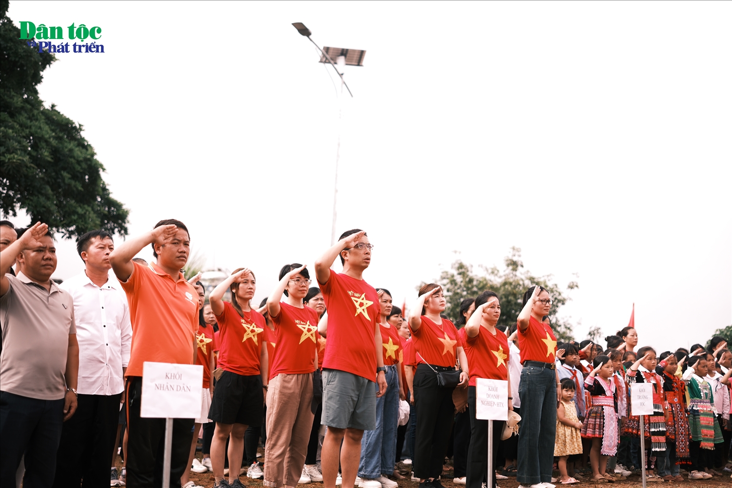 Kết thúc phần văn nghệ chào mừng là Lễ chào cờ của toàn thể nhân dân và du khách