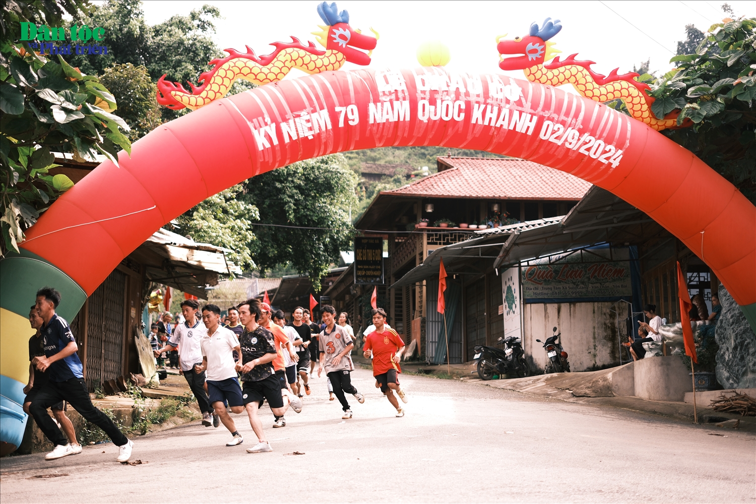 Kết thúc Lễ Chào cờ là giải chạy việt dã hưởng ứng Lễ hội văn hóa, du lịch Suối Giàng năm 2024