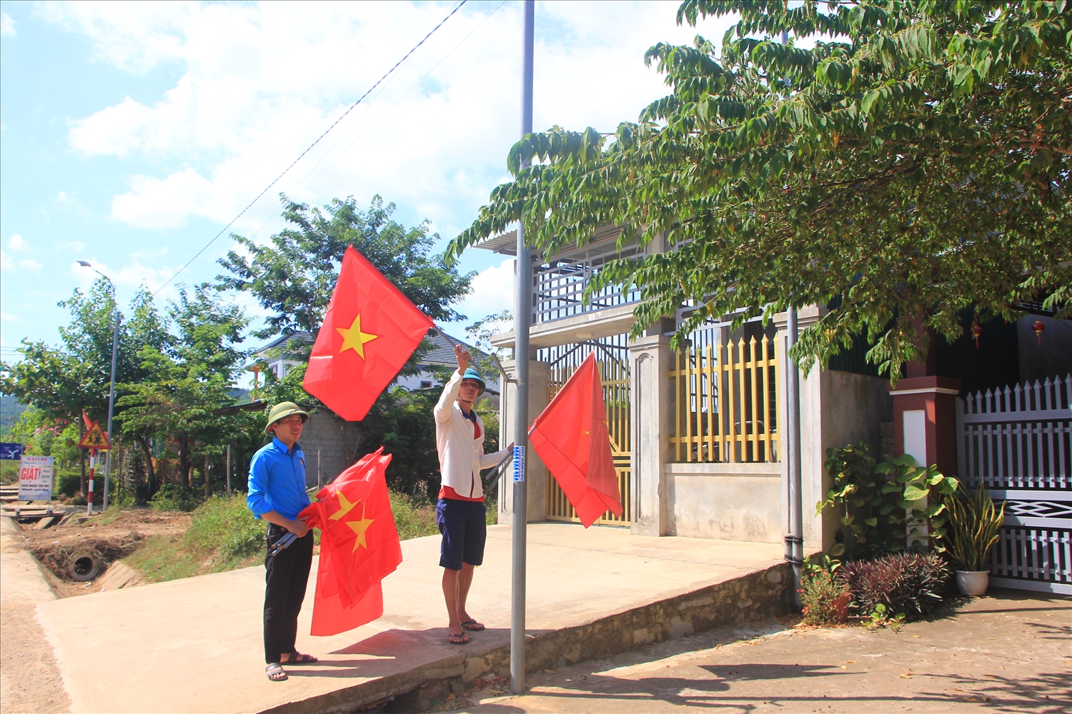 Mọi ngả đường, tuyến phố đều được trang hoàng Cờ, băng rôn chào mừng 79 năm ngày Quốc khánh 