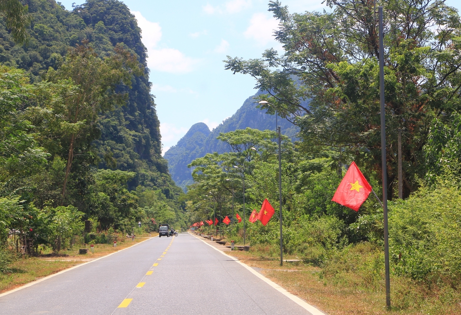 Cung đường Hồ Chí Minh huyền thoại (Đoạn qua huyện Minh Hóa) được trang hoàng cờ đỏ rực rỡ 