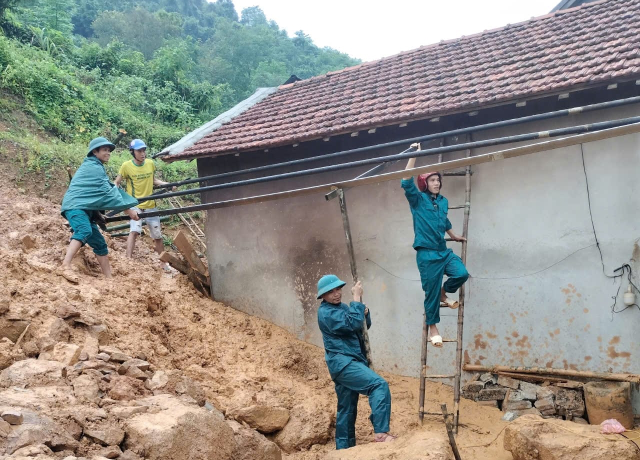 Ngôi nhà của gia đình ông La Văn Chiến, dân tộc Thái ở bản Xiêng Thù, xã Chiêu Lưu, huyện Kỳ Sơn bị thiệt hại nặng do sạt lở đất.