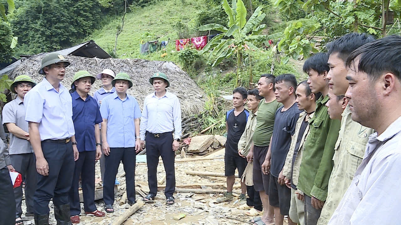 Thứ trưởng, Phó Chủ nhiệm Ủy ban Dân tộc Y Vinh Tơr (bìa trái) thăm hỏi đồng bào các DTTS xã Linh Phú, huyện Chiêm Hóa bị ảnh hưởng bởi cơn bão số 3 (ngày 14/9).