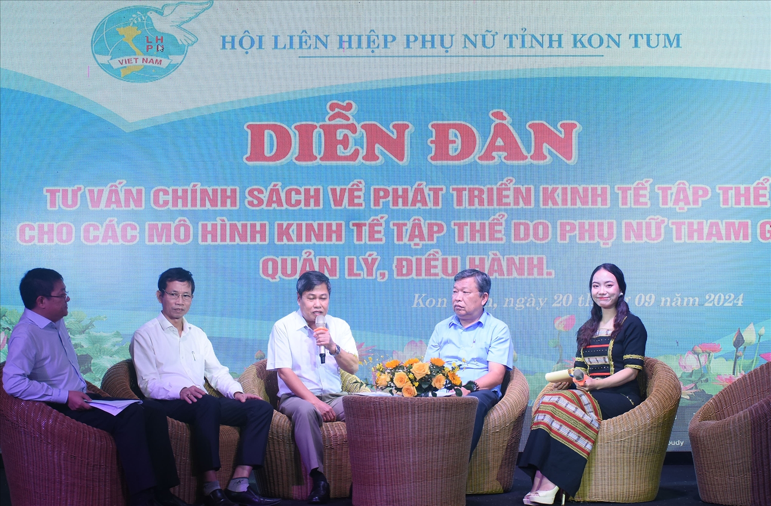 Lãnh đạo các sở, ban, ngành, chính quyền địa phương tư vấn, trao đổi, chia sẻ về công tác hỗ trợ phụ nữ phát triển KTTT