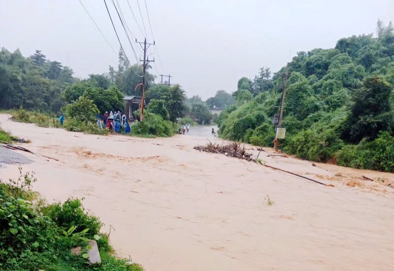 Mưa lớn ở miền núi Quảng Trị chia cắt nhiều tuyến đường