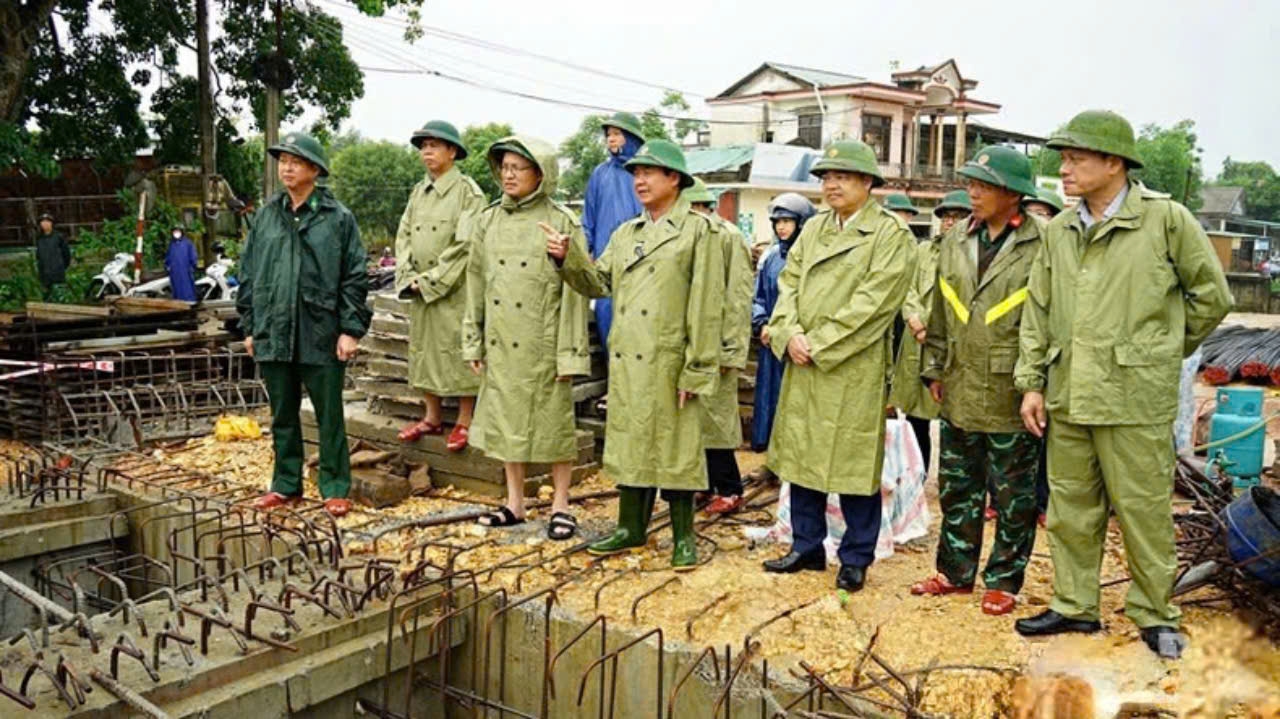 Các đồng chí lãnh đạo tỉnh Quảng Trị kiểm tra công tác phòng chống bão số 4 và hoàn lưu gây mưa lũ ở huyện Hải Lăng