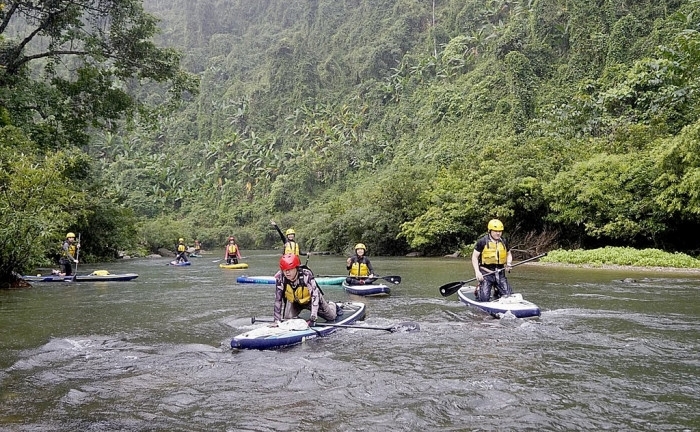 Hoạt động chèo thuyền trên sông Giăng vào vùng lõi Vườn quốc gia Pù Mát thu hút khách du lịch và những người yêu thể thao mạo hiểm đến với Con Cuông