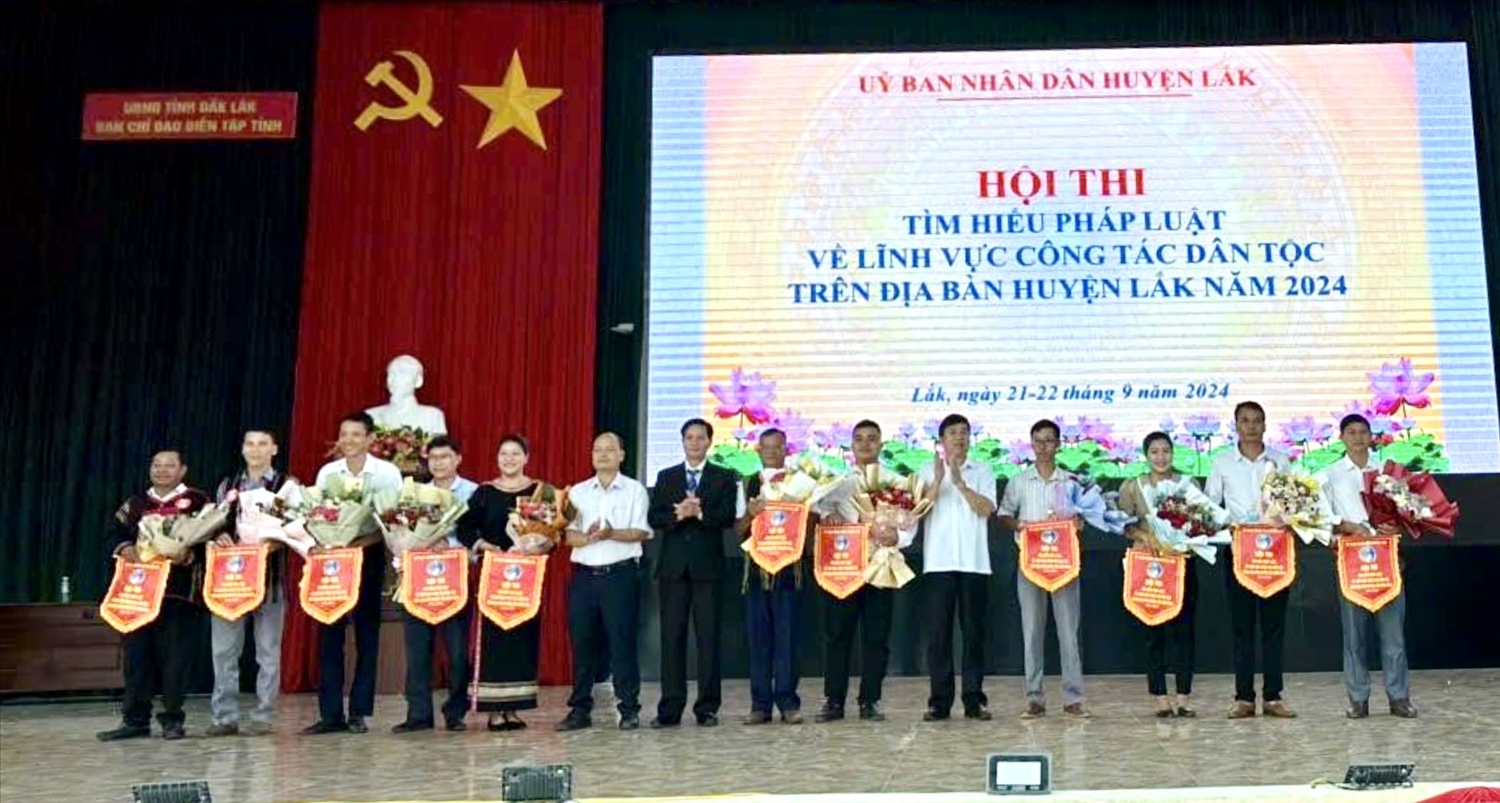 Ban tổ chức trao cờ thi đua cho các đội tham gia hội thi