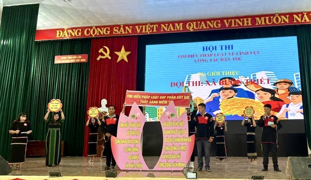 Các đội thể hiện phần thi gắn với bản sắc văn hóa của các dân tộc trên địa bàn huyện 