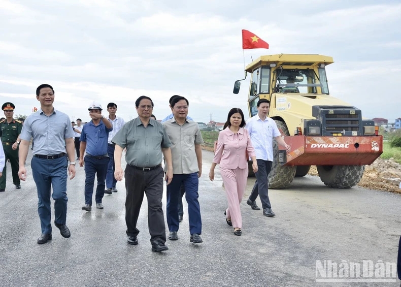 Thủ tướng Phạm Minh Chính đi thị sát công trường xây dựng đường Vành đai 4 - Vùng Thủ đô Hà Nội đoạn qua huyện Thuận Thành, tỉnh Bắc Ninh.