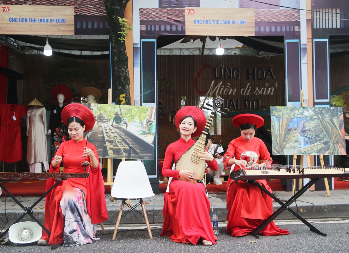 Biểu diễn nghệ thuật truyền thống tại Chương trình Festival Thu Hà Nội.