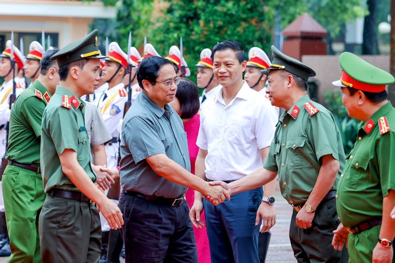 Thủ tướng Phạm Minh Chính đến dự Hội nghị sơ kết 01 năm xây dựng ""Tỉnh an toàn giao thông" do Tỉnh ủy Bắc Ninh và Đảng ủy Công an Trung ương phối hợp tổ chức - Ảnh: VGP/Nhật Bắc