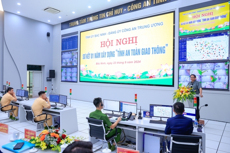 Thủ tướng hoan nghênh và đánh giá cao sáng kiến của Bộ Công an về triển khai thí điểm mô hình ""Tỉnh an toàn giao thông" - Ảnh: VGP/Nhật Bắc