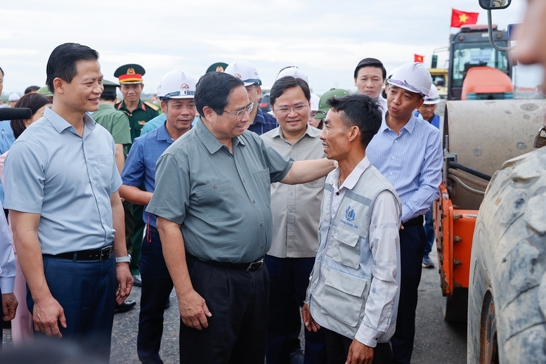 Thủ tướng động viên kỹ sư, công nhân trên công trường tại thị xã Thuận Thành - Ảnh: VGP/Nhật Bắc