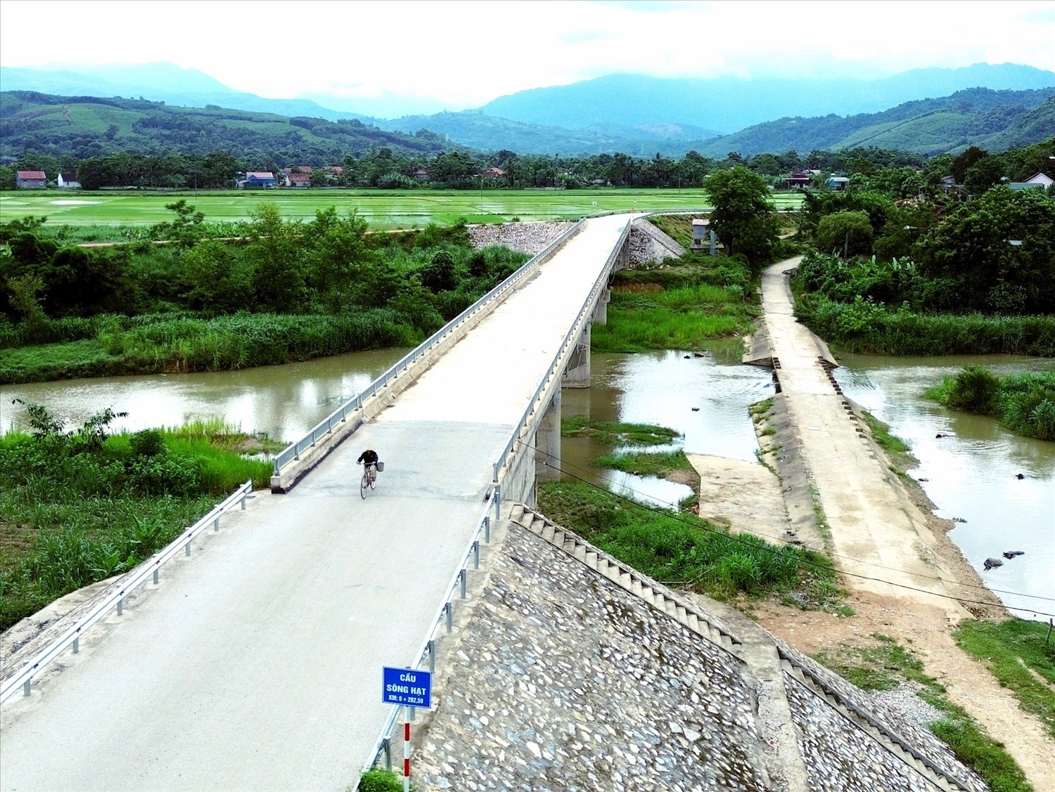 Cầu Sông Hạt trên lý trình nối quốc lộ 48 vào bản du lịch cộng đồng Hoa Tiến (Châu Tiến) được xây dựng đã chấm dứt cảnh bất an khi mưa lũ về gây ngập úng