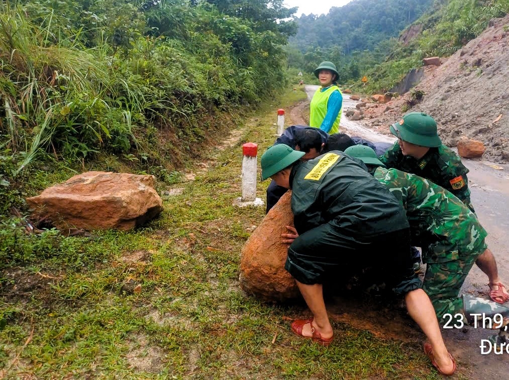 Cán bộ, chiến sỹ Đồn Biên phòng Thông Thụ (Quế Phong) cùng các lực lượng tích cực giải phóng đất đá sạt lở, đảm bảo giao thông trên Quốc lộ 48