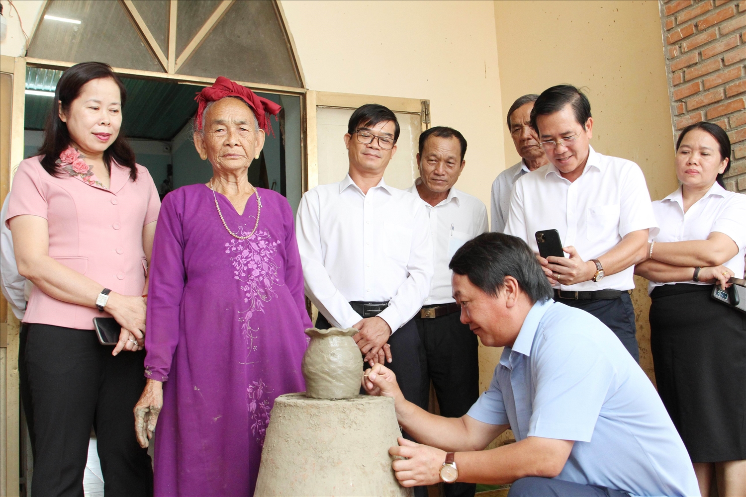 Bộ trưởng Hầu A Lềnh  tên vào sản phẩm gốm tặng cho Nghệ nhân Làng nghề gốm Bàu Trúc