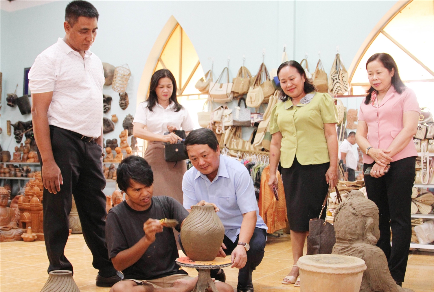 Bộ trưởng Hầu A Lềnh chiêm ngưỡng nghệ thuật làm gốm thủ công tại Làng nghề gốm Bàu Trúc