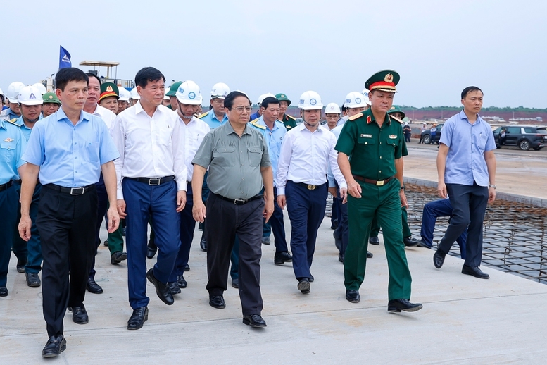 Thủ tướng Phạm Minh Chính kiểm tra dự án sân bay Long Thành giai đoạn 1 - Ảnh: VGP/Nhật Bắc