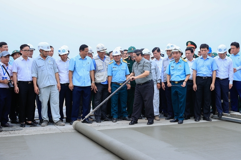 Thủ tướng Phạm Minh Chính trên công trường dự án sân bay Long Thành giai đoạn 1 - Ảnh: VGP/Nhật Bắc