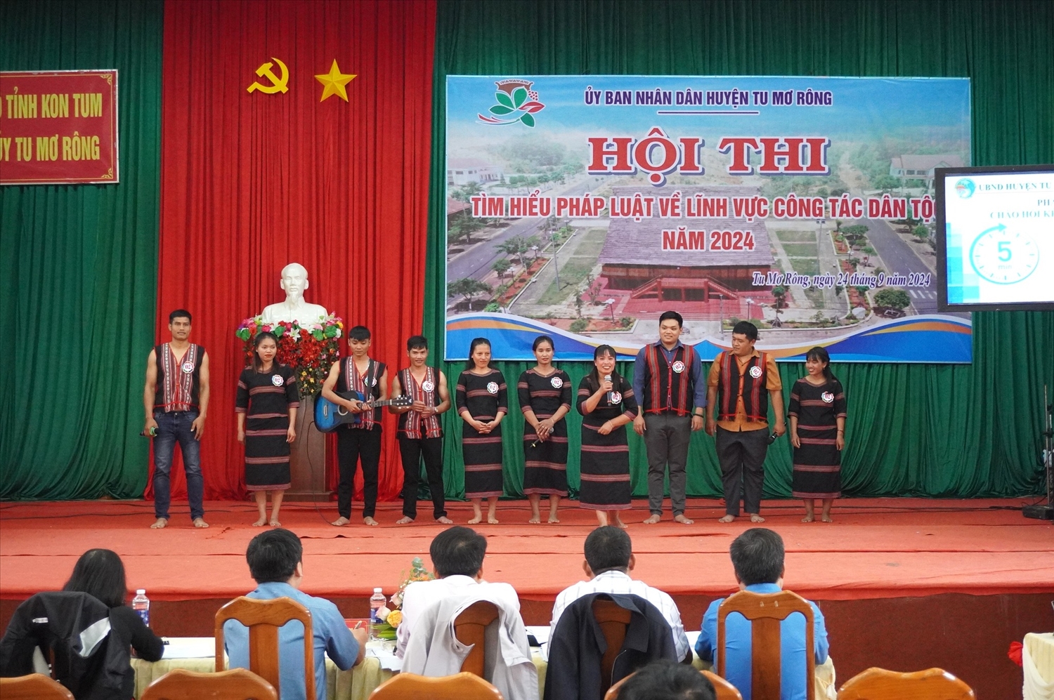 Các đội trình bày phần thi chào hỏi