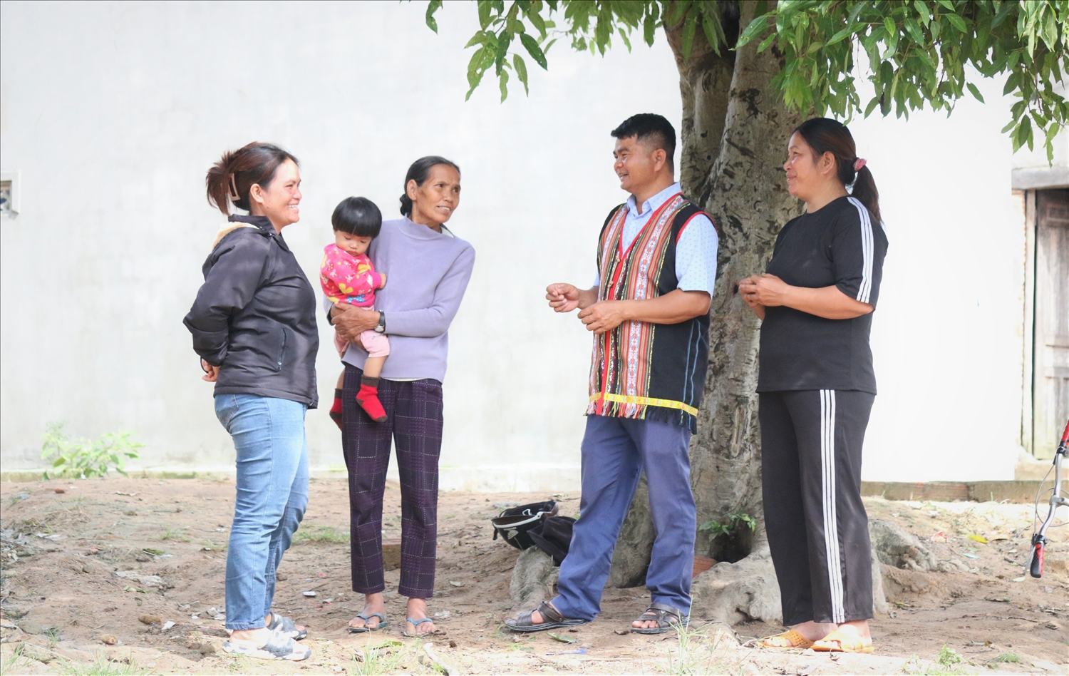 Đội ngũ Người có uy tín luôn đồng hành, sát cánh cùng với bà con trong thôn để lắng nghe và tuyên tuyền, vận động giảm thiểu tình trạng TH&HNCHT