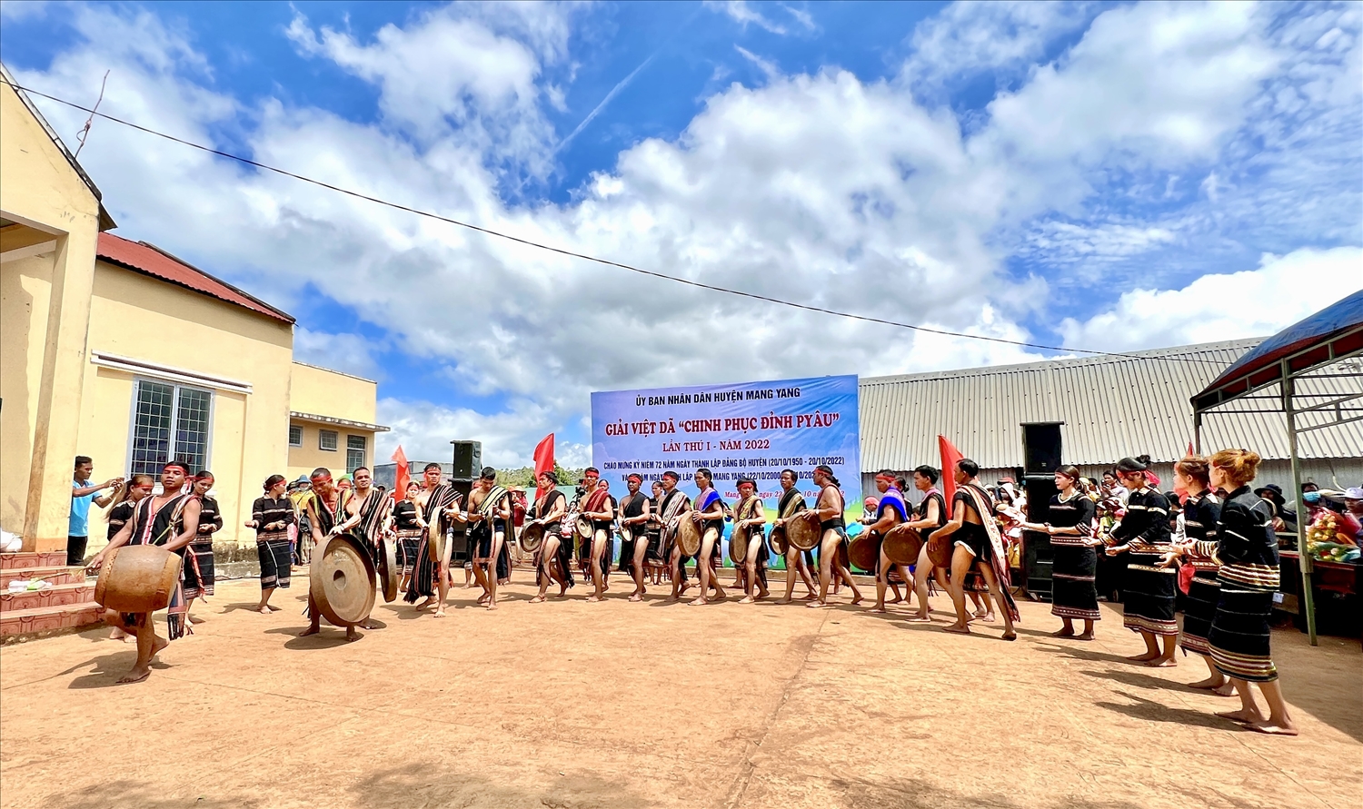 Đội cồng chiêng làng Pyâu (huyện Mang Yang) trình diễn cồng chiêng đón khách tham quan