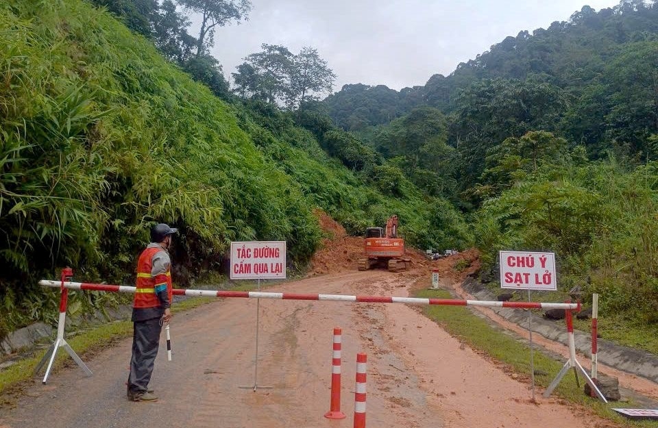 Nhiều điểm sạt lở nặng buộc phải cắm biển cảnh báo cấm lưu thông