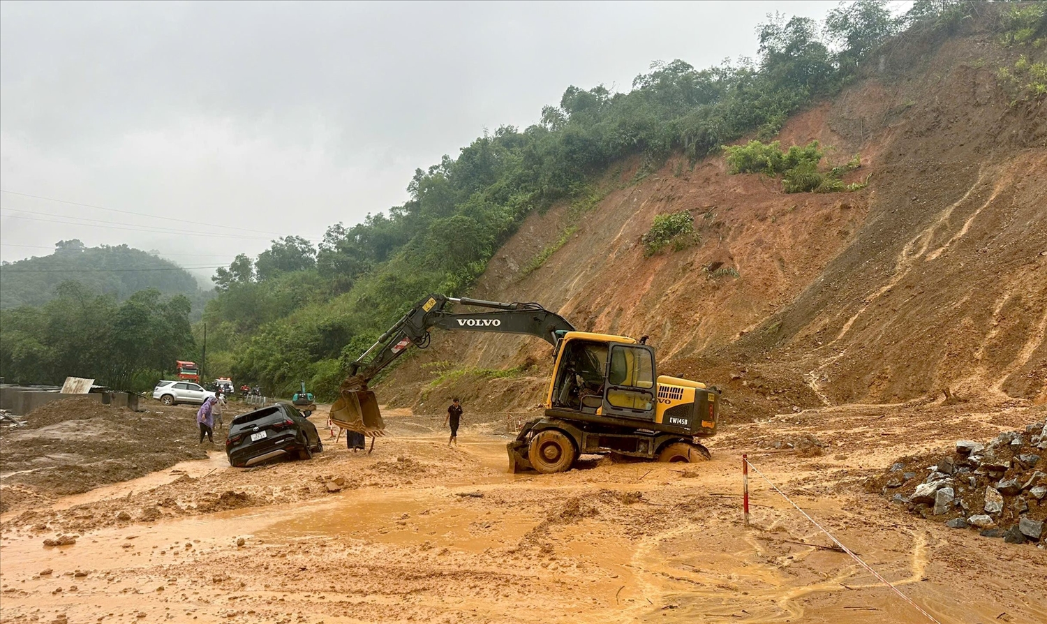 Sạt lở trên tuyến quốc lộ 7A, tại dốc Chó, xã Lạng Khê, huyện Con Cuông khiến giao thông bị tắc nghẽn nhiều giờ - Ảnh Quang An