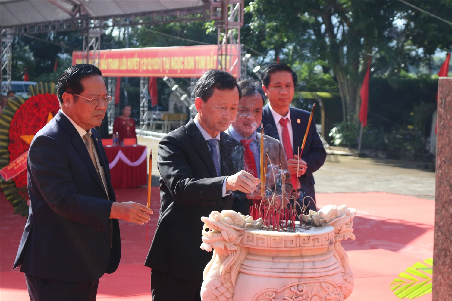 Lãnh đạo Tỉnh ủy - HĐND - UBND - UBMTTQVN tỉnh dâng hương tưởng nhớ các chiến sỹ Cộng sản đã hy sinh trong thời gian bị giam cầm tại Nhà Ngục Kon Tum 