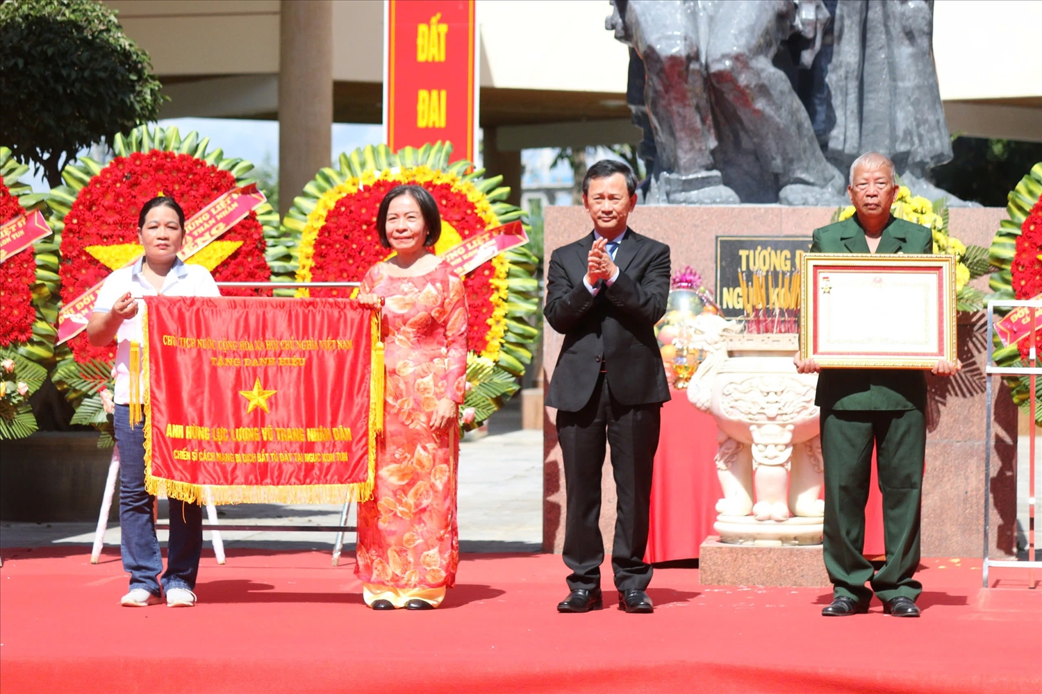 Bí thư Tỉnh uỷ Kon Tum Dương Văn Trang trao tặng danh hiệu “Anh hùng Lực lượng vũ trang nhân dân” cho Tập thể chiến sĩ cách mạng bị địch bắt tù đày tại Ngục Kon Tum