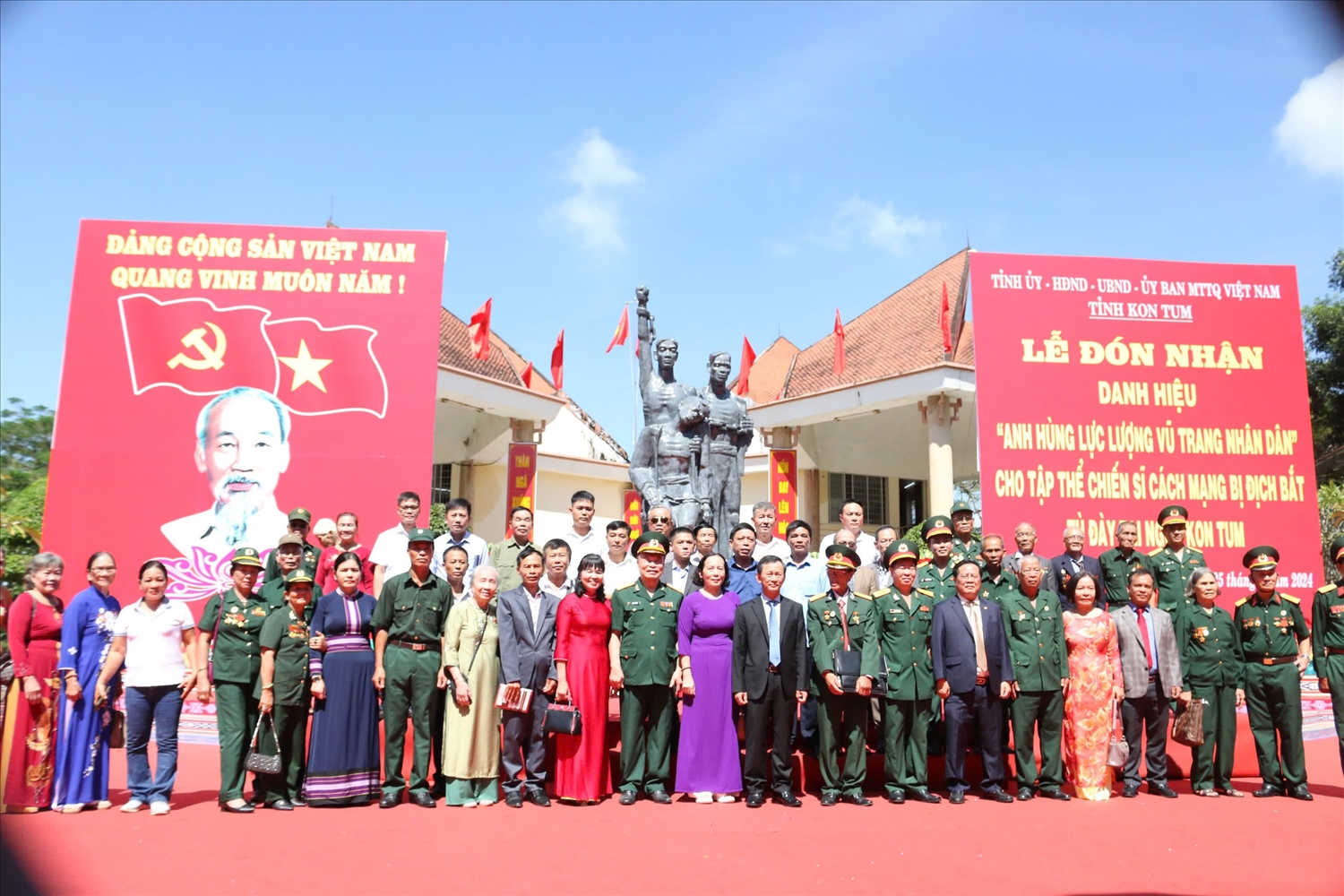 Lãnh đạo Tỉnh ủy - HĐND - UBND - UBMTTQVN tỉnh Kon Tum và thân nhân Cựu tù chính trị bị địch bắt, tù đày tại Ngục Kon Tum chụp anh lưu niệm