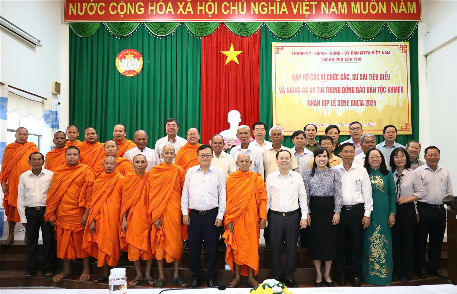 Các đại biểu chụp ảnh lưu niệm