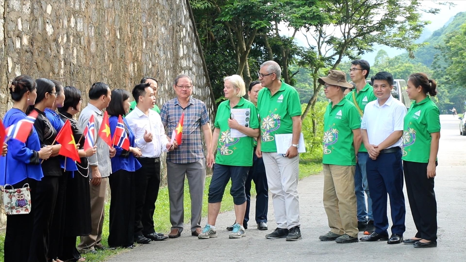 Đoàn chuyên gia UNESCO thẩm định thực địa Công viên địa chất Lạng Sơn tại huyện Chi Lăng. (Ảnh TL)