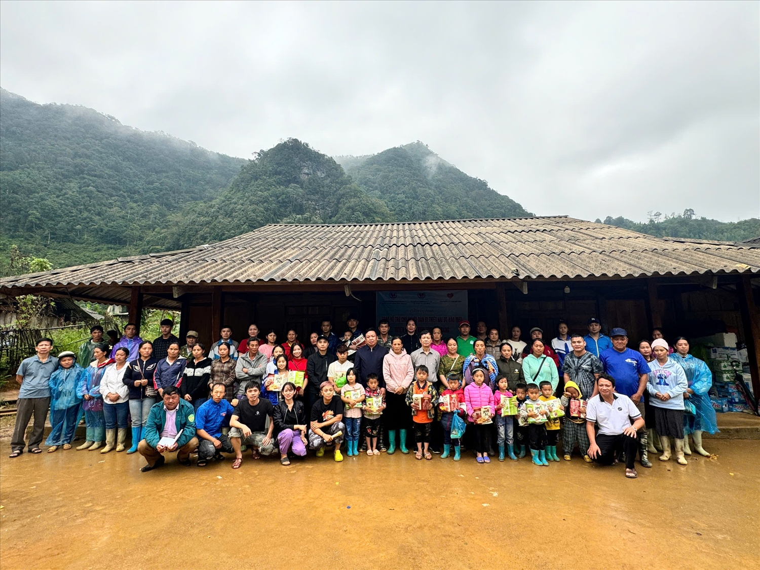 Những phần quà được đoàn công tác trao tận tay người dân bị ảnh hưởng tại xã Ca Thành.