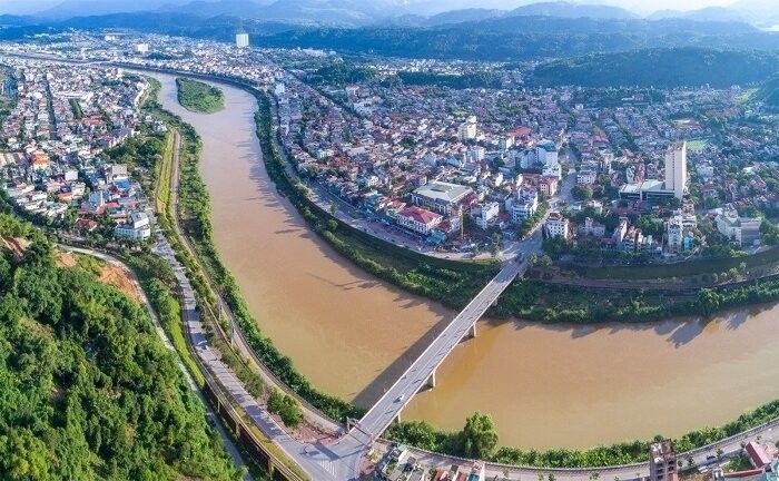 Sông Hồng trong lòng thành phố Lào Cai. Ảnh TL