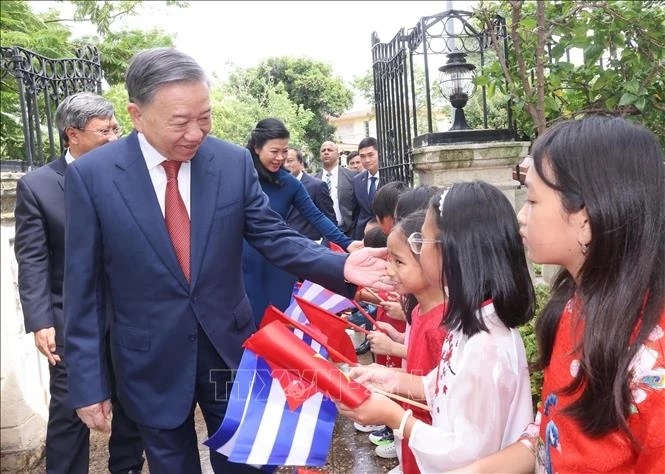 Tổng Bí thư, Chủ tịch nước Tô Lâm và Phu nhân với thiếu nhi Việt Nam tại Cuba. (Ảnh: Lâm Khánh/TTXVN)