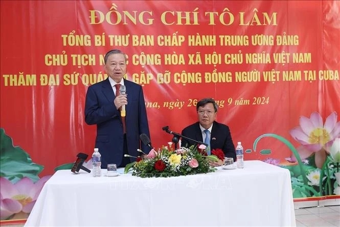 Tổng Bí thư, Chủ tịch nước Tô Lâm nói chuyện với cán bộ, nhân viên Đại sứ quán và cộng đồng người Việt Nam đang sinh sống, làm việc và học tập tại Cuba. (Ảnh: Lâm Khánh/TTXVN)