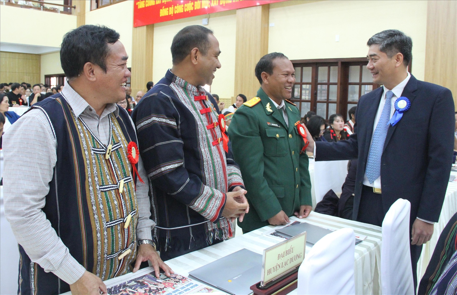 Thứ trưởng, Phó Chủ nhiệm Ủy ban Dân tộc Y Vinh Tơr trao đổi với các đại biểu DTTS tham dự Đại hội