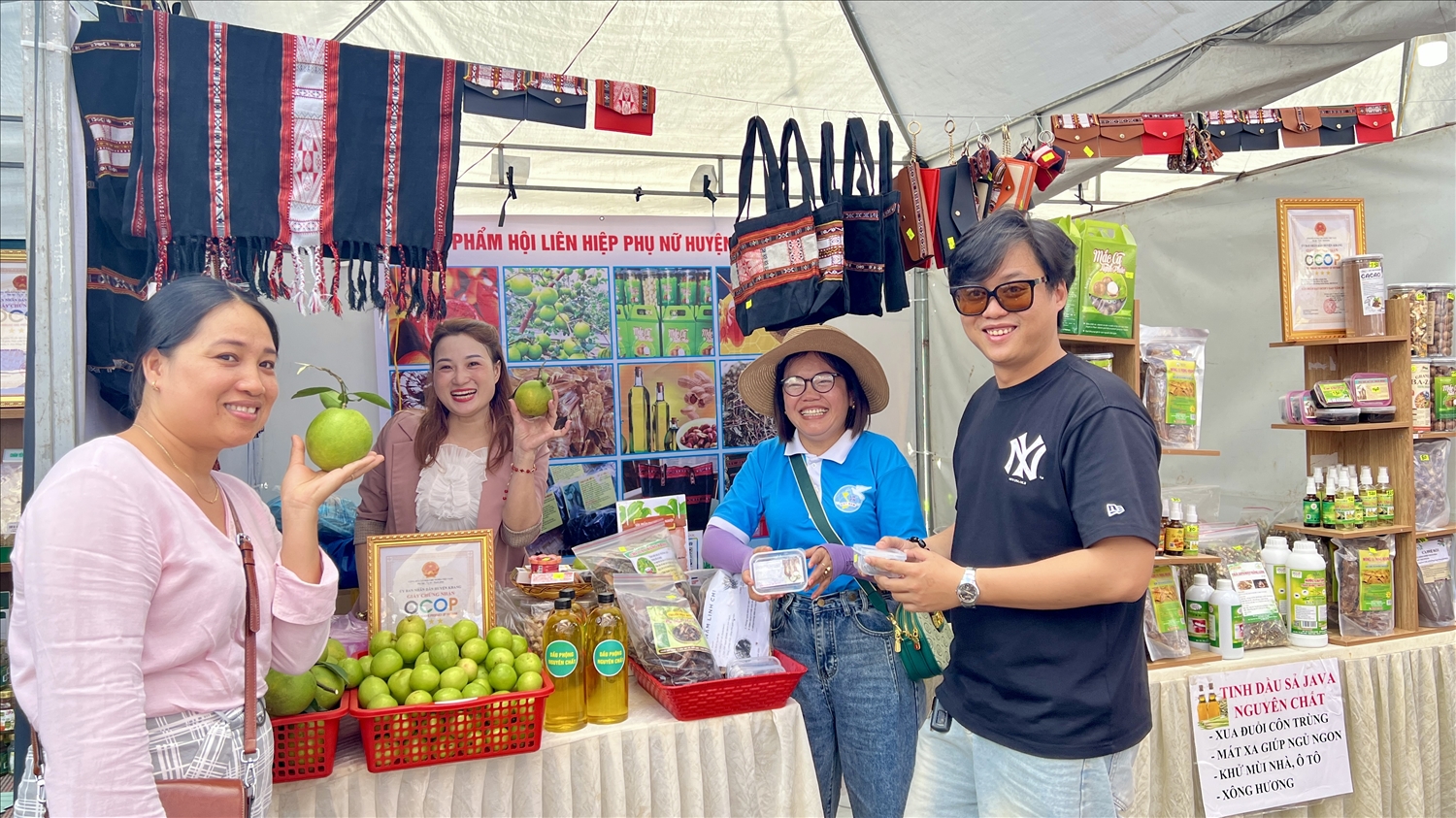 Hội viên phụ nữ trên địa bàn tỉnh Gia Lai trưng bày, giới thiệu, quảng bá, tiêu thụ sản phẩm và xúc tiến thương mại