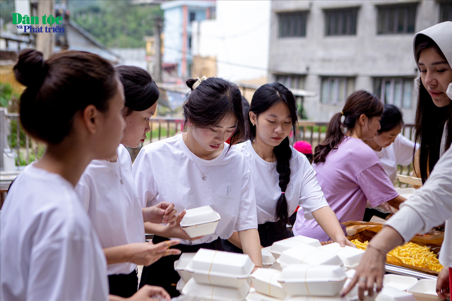 Các tình nguyên viên phân chia các khẩu phần ăn cho các em, đây cũng là các thí sinh góp mặt trong cuộc thi Duyên dáng Thanh niên Yên Bái năm 2024