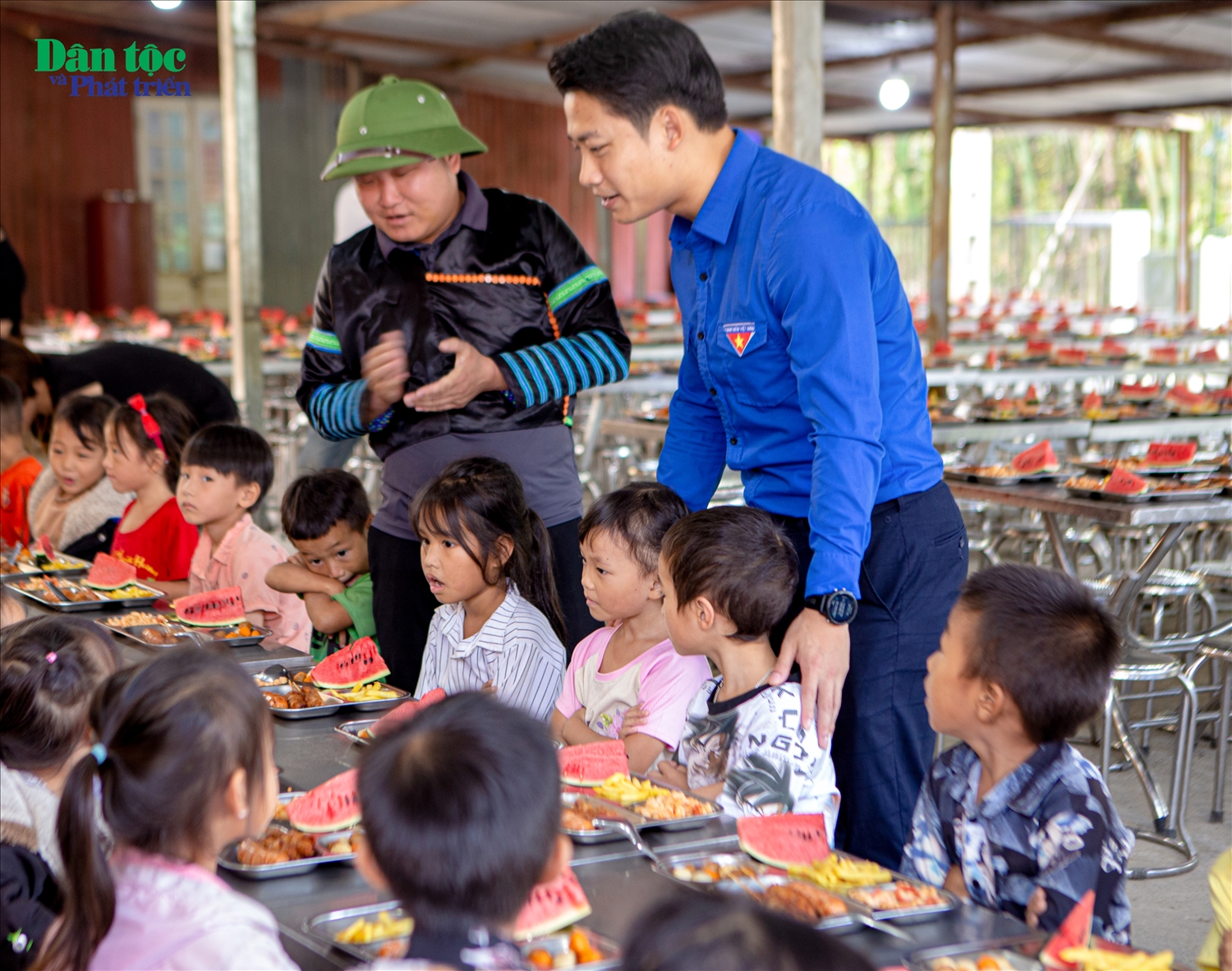 Anh Đồng Mạnh Linh, Phó Bí thư Tỉnh đoàn, Phó Chủ tịch Hội Liên hiệp Thanh niên Việt Nam tỉnh Yên Bái cùng các em nhỏ xã Phình Hồ, huyện Trạm Tấu, tỉnh Yên Bái