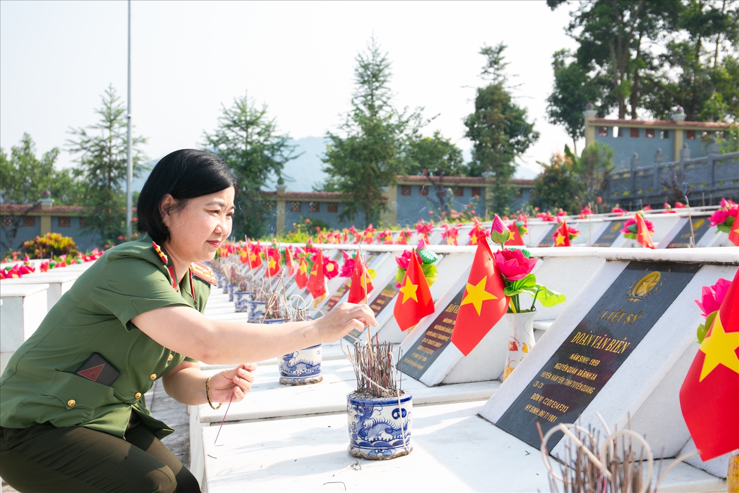 Thượng tá Tạ Thị Bích Thủy, Phó Chánh Thanh tra Công an tỉnh Hà Giang dẫn đầu Đoàn công tác dâng hoa, thắp hương tưởng niệm các Anh hùng liệt sĩ đã hy sinh tại mặt trận Vị Xuyên tỉnh Hà Giang.