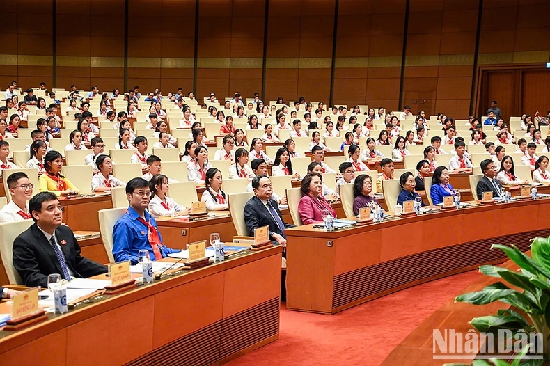 Các đồng chí lãnh đạo, nguyên lãnh đạo Đảng, Nhà nước, đại diện lãnh đạo các bộ, ban, ngành dự Phiên họp.