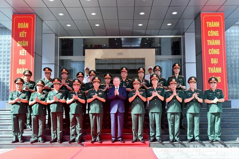 Tổng Bí thư, Chủ tịch nước Tô Lâm với lãnh đạo Bộ Quốc phòng và cán bộ, chỉ huy Tổng cục II. (Ảnh: ĐĂNG KHOA)