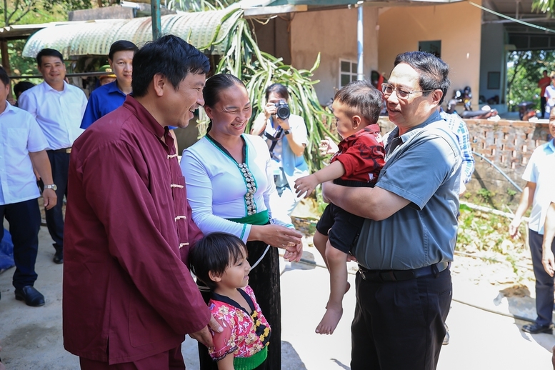 Thủ tướng Phạm Minh Chính thăm gia đình ông Xa Văn Vọng, dân tộc Tày ở xóm Sơn Phú, xã Cao Sơn, huyện Đà Bắc - Ảnh: VGP/Nhật Bắc