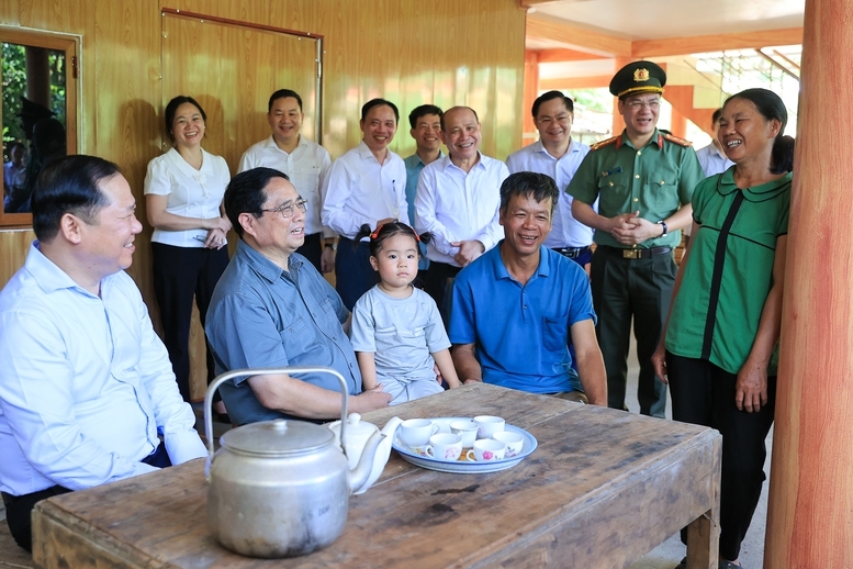 Thủ tướng thăm gia đình ông Nguyễn Văn Đồng – bà Xa Thị Nga ở thôn Doi, xã Hiền Lương, huyện Đà Bắc là hộ cận nghèo được hỗ trợ 50 triệu đồng, cùng với nỗ lực của gia đình, sự giúp đỡ của làng xóm, gia đình đã có ngôi nhà mới - Ảnh: VGP/Nhật Bắc